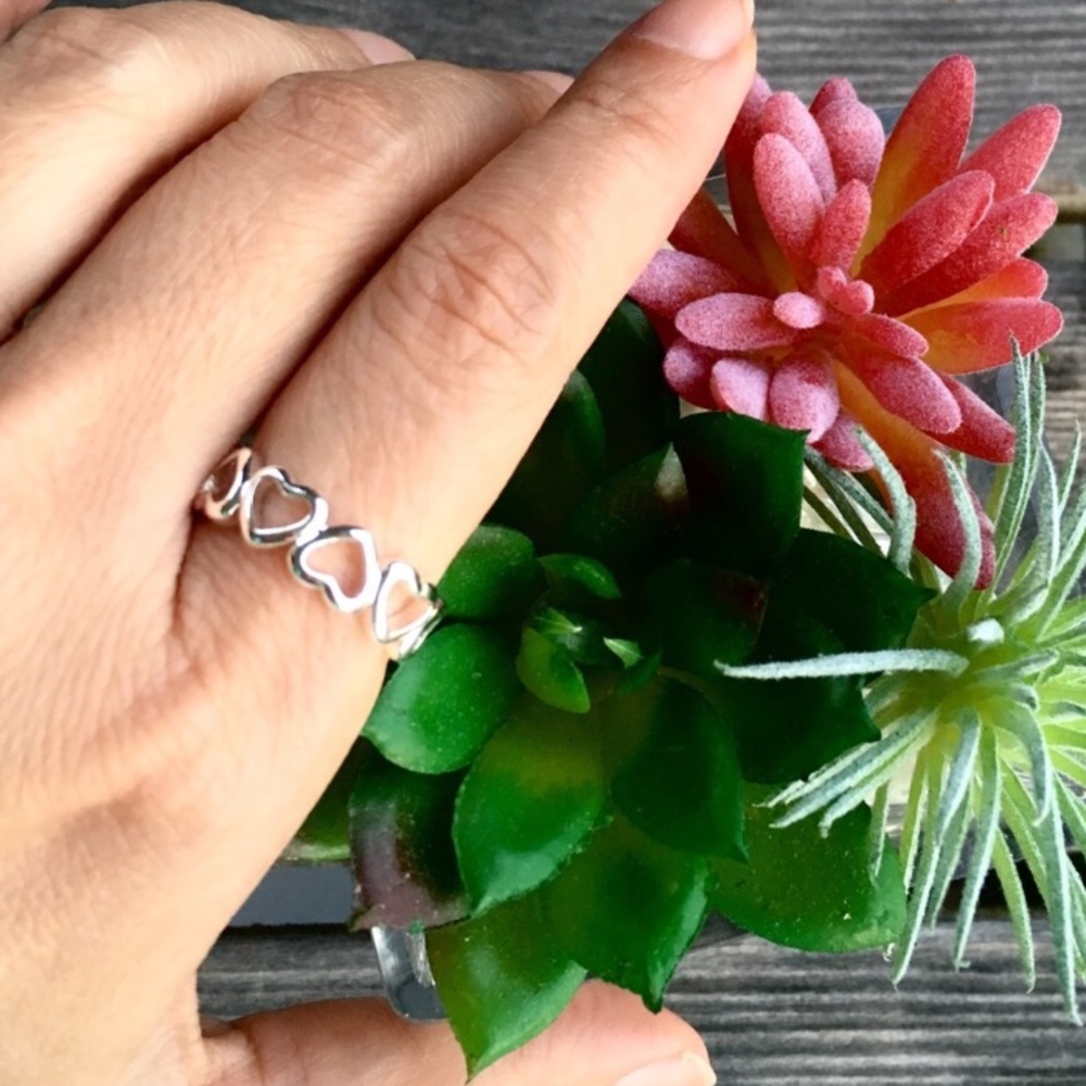 925 Silver filled Hearts Ring - Picture 1 of 3